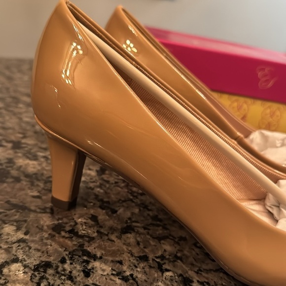 Easy street pointe nude patent leather pump 2.5 inch heel NIB 9.5 - Picture 3 of 10
